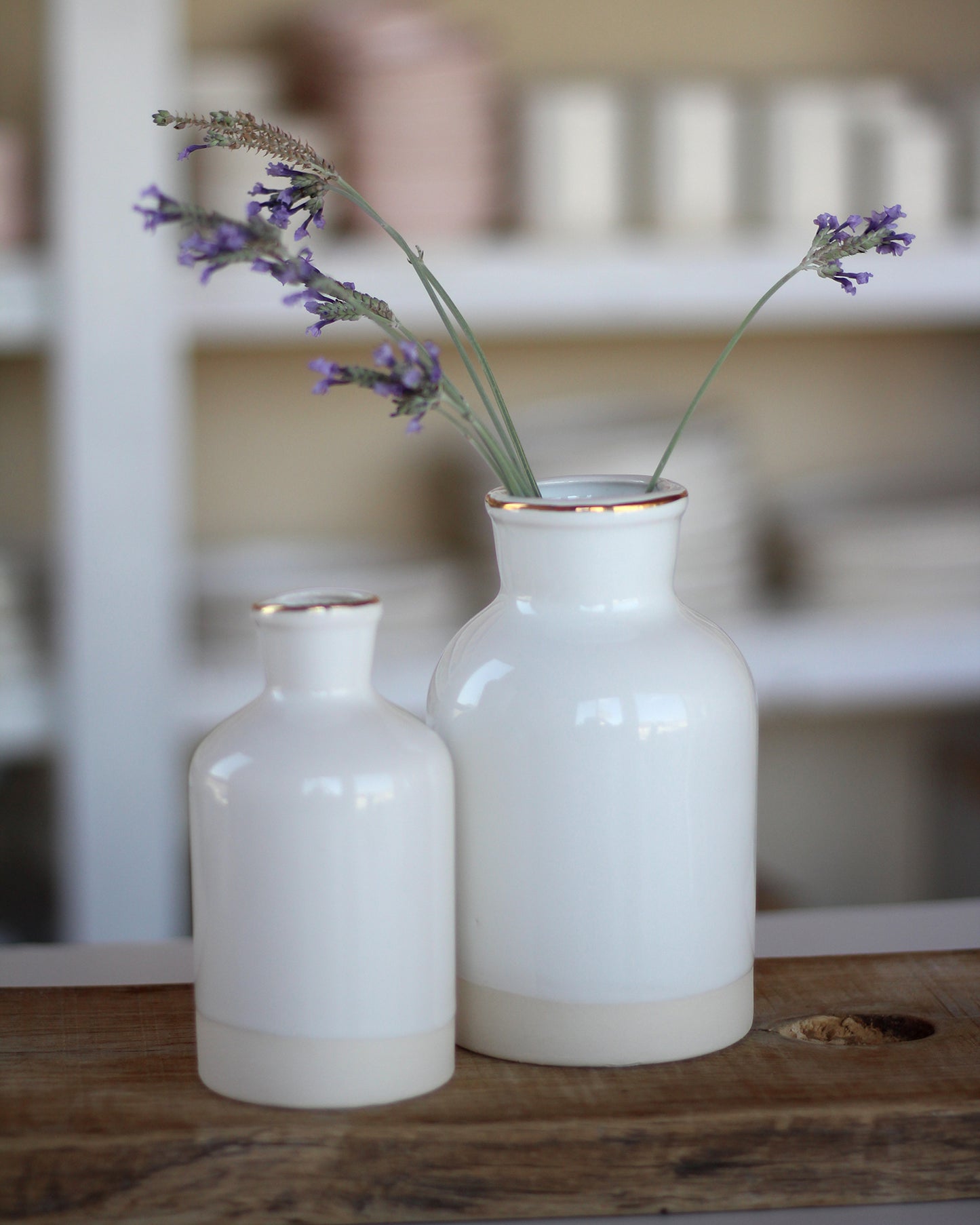 אגרטל מקרמיקה בלבן עם זהב