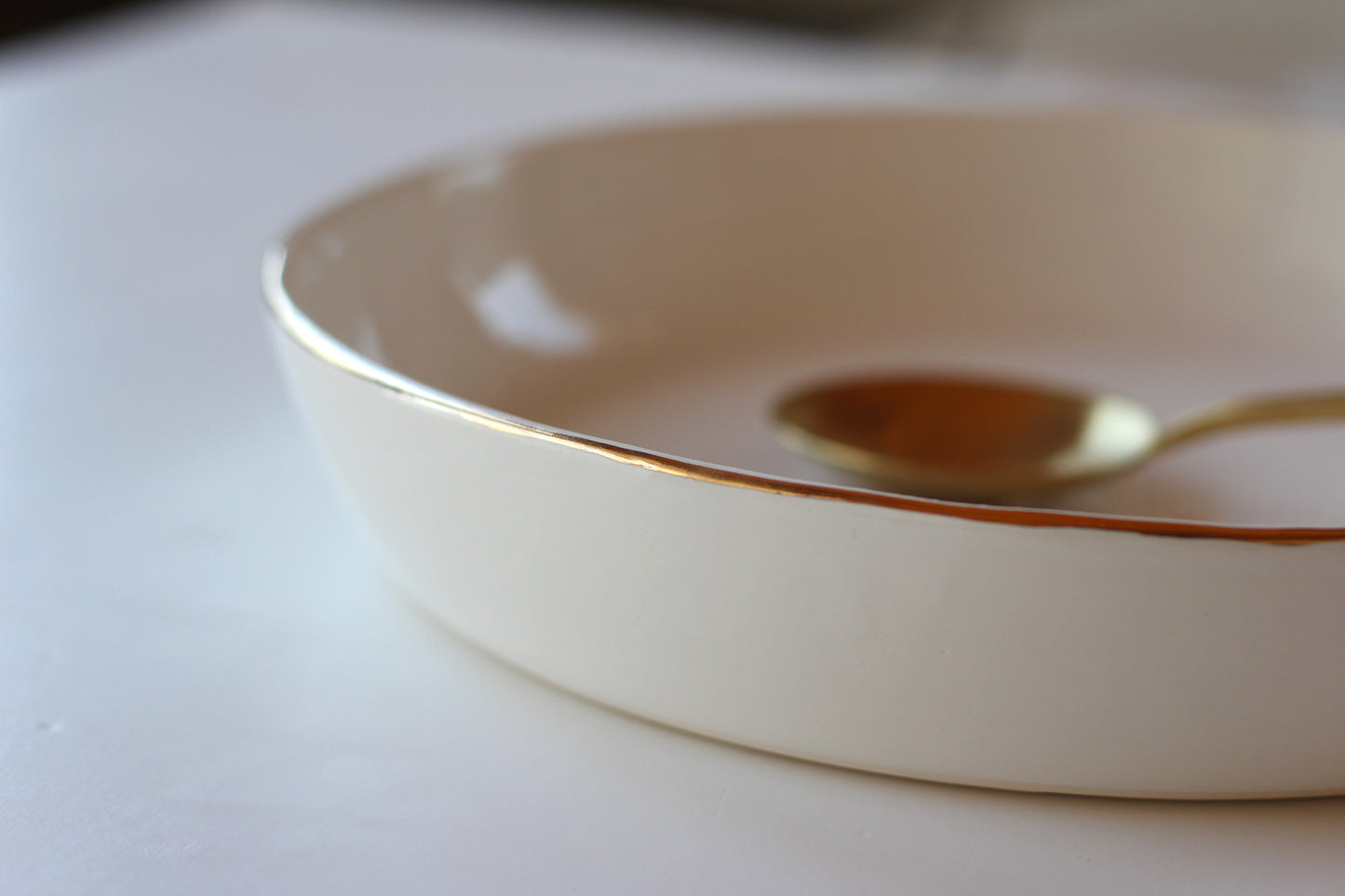 קערת שוגי - לבנה עם פס זהב